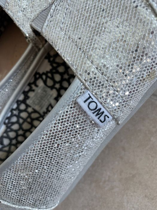 Sapatos da TOMS brilhante PRATA