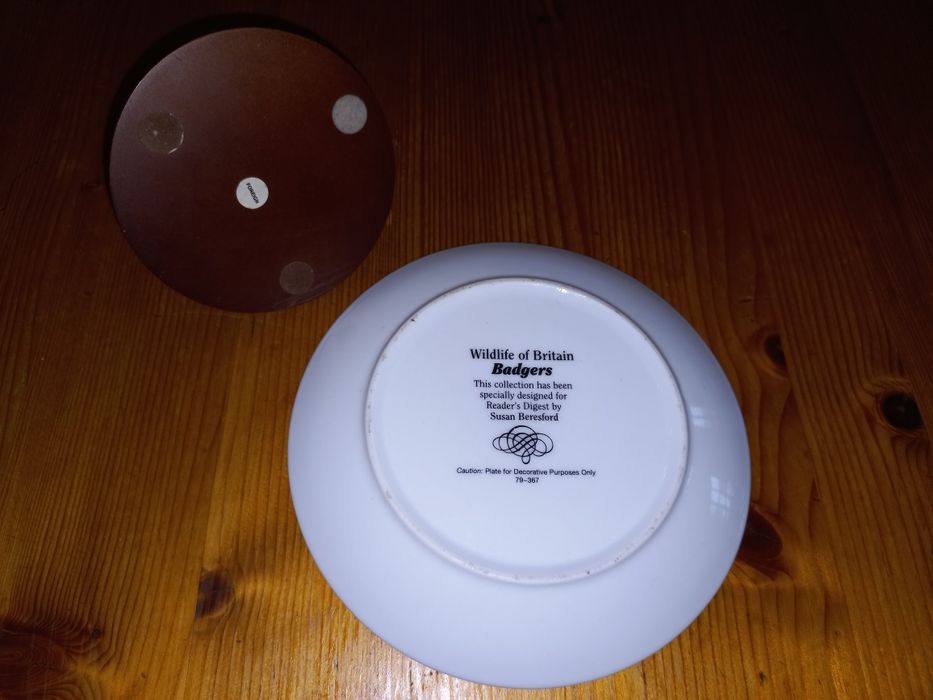 Prato e escultura texugos