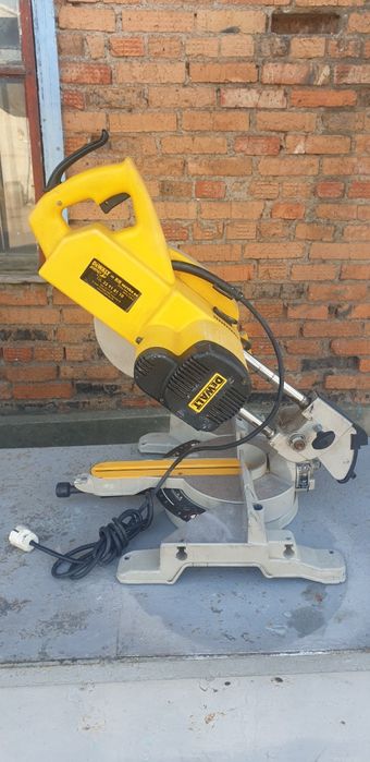 Продам  торцовочную пилу углорез"Dewalt"DW707с протяжкой made in Italy