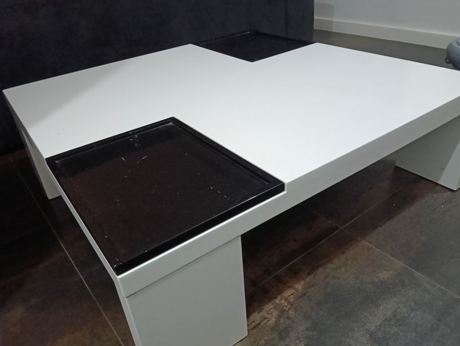 Mesa de sala de estar de  centro preta e branca