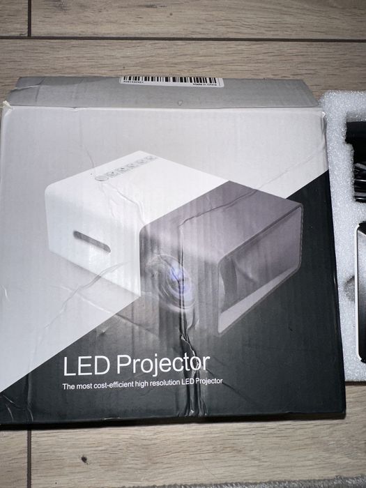 Проектор з пультом для домашнього кінотеатру