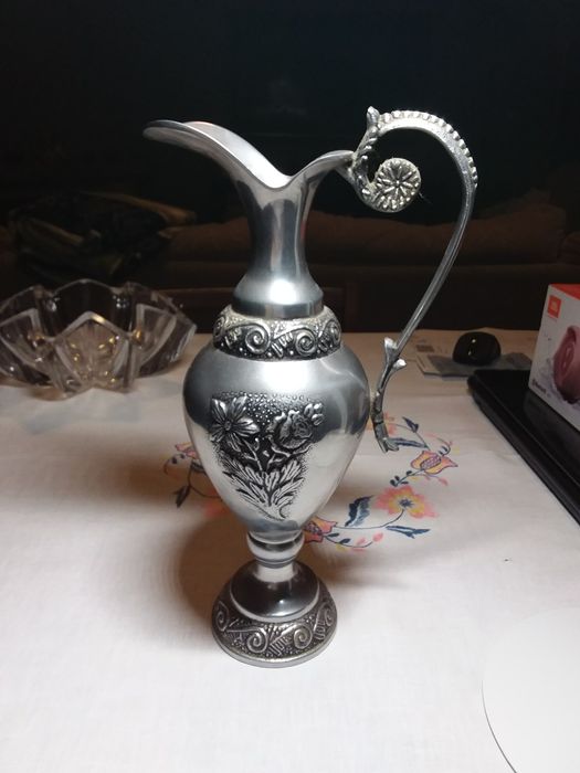 Jarra em estanho em bom estado