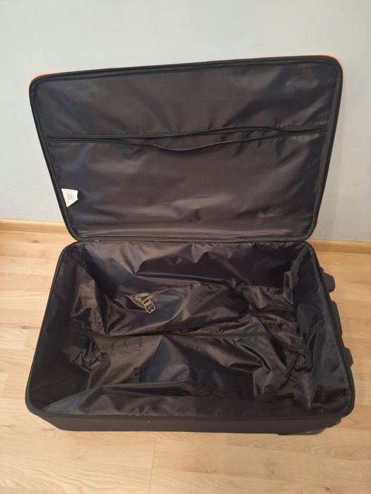 Duża walizka na kółkach