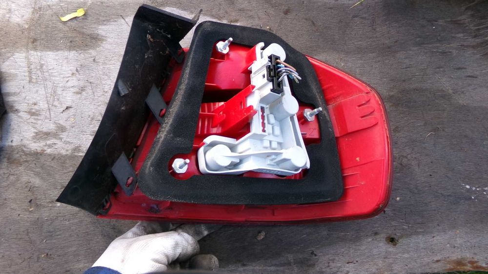 Lis55 Lampa tylna lewa w błotnik BMW e90 sedan wysyłka części