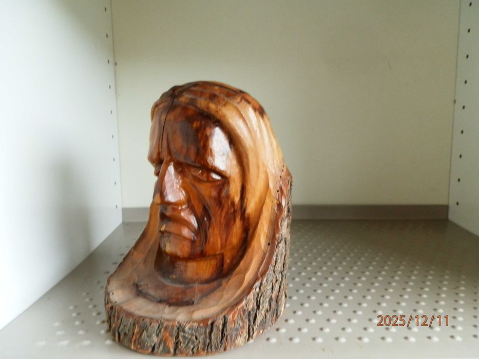 Busto Sculpido    ( Madeira  - Oliveira ?  )