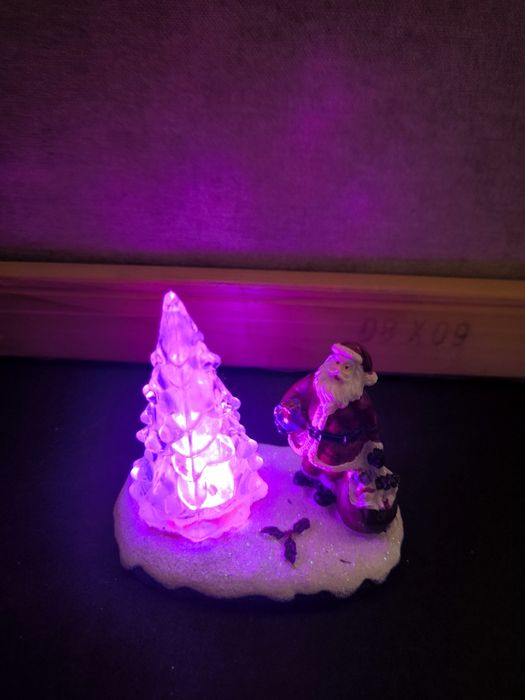 Pai natal com árvore