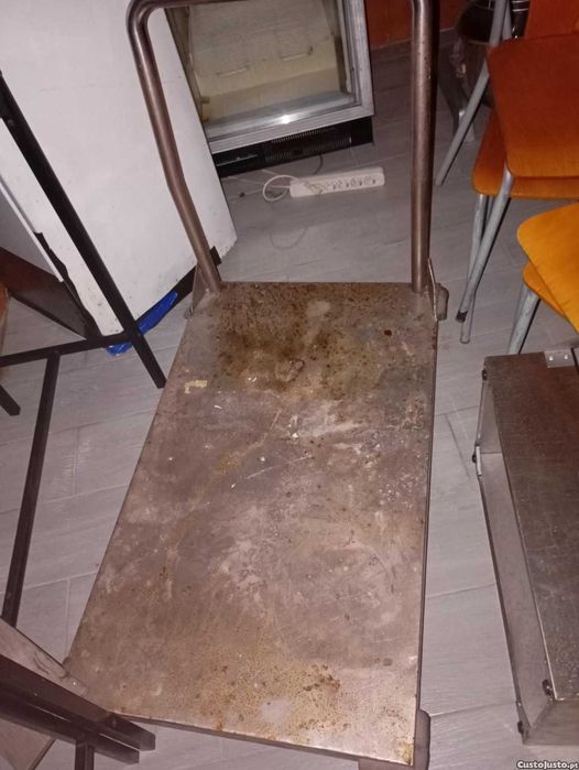 Carrinho em inox, ideal para cozinhas profissionais, restaurantes