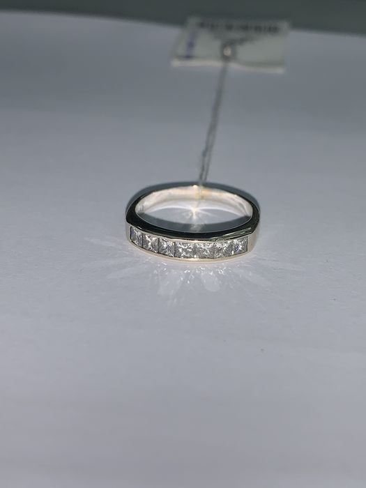 Золота каблучка з діамантами