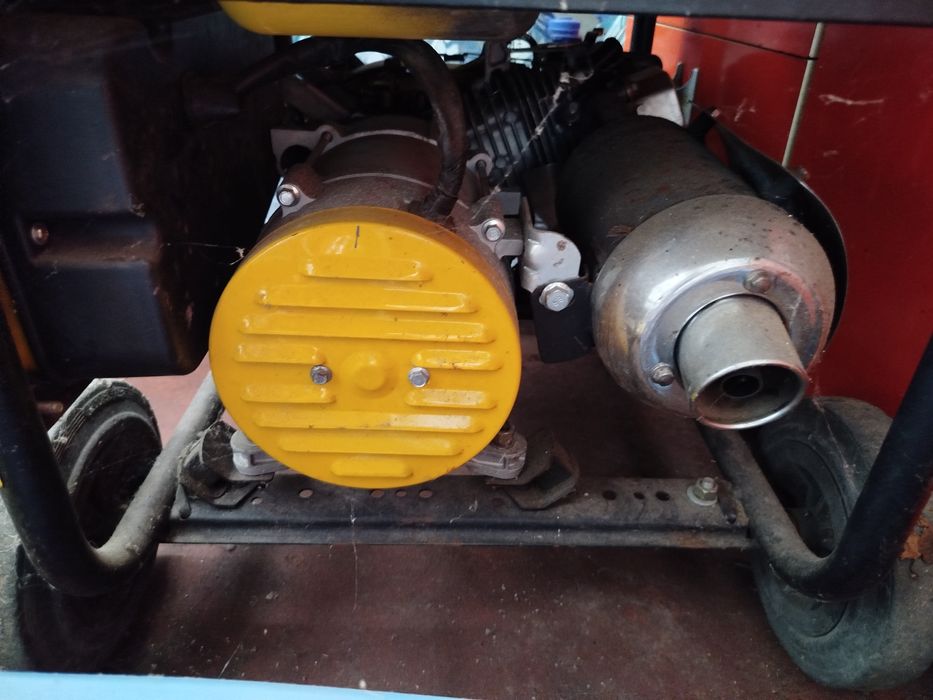 Gerador com poucas horas trabalho tal como o relógio  indica com rodas