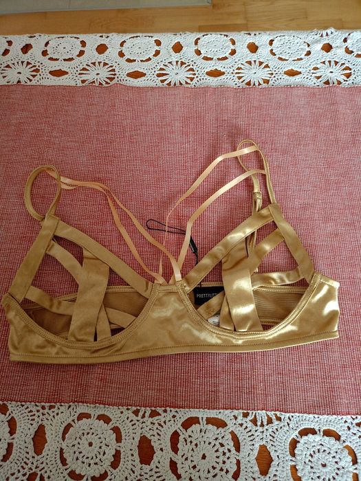 Fantazyjny biustonosz w formie paseczków.