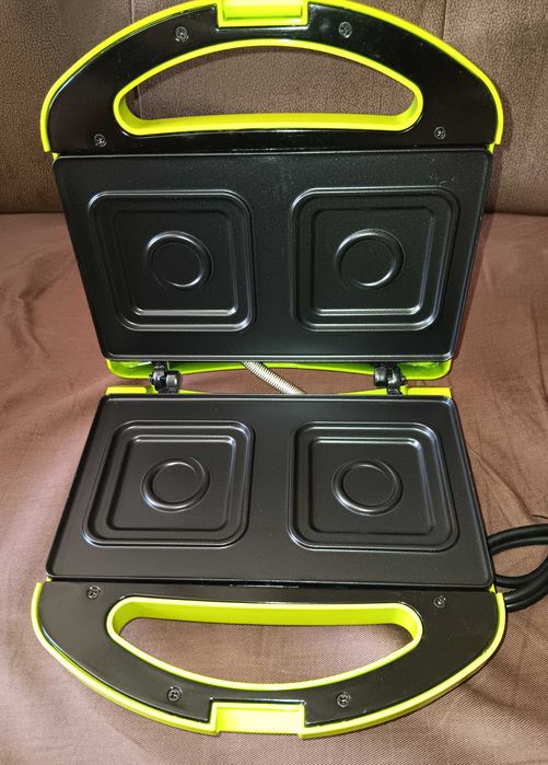 Tostadeira / Sandwicheira Marca Oriflame de 750W Nova