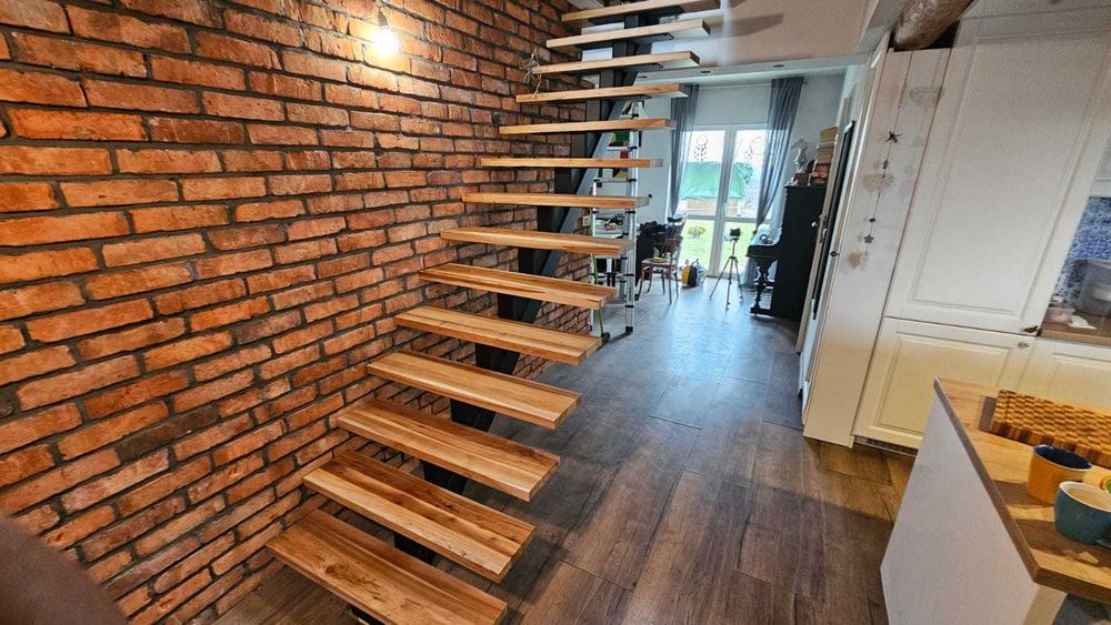 Schody na konstrukcji stalowej, metalowe, samonośne, loft nowoczesne