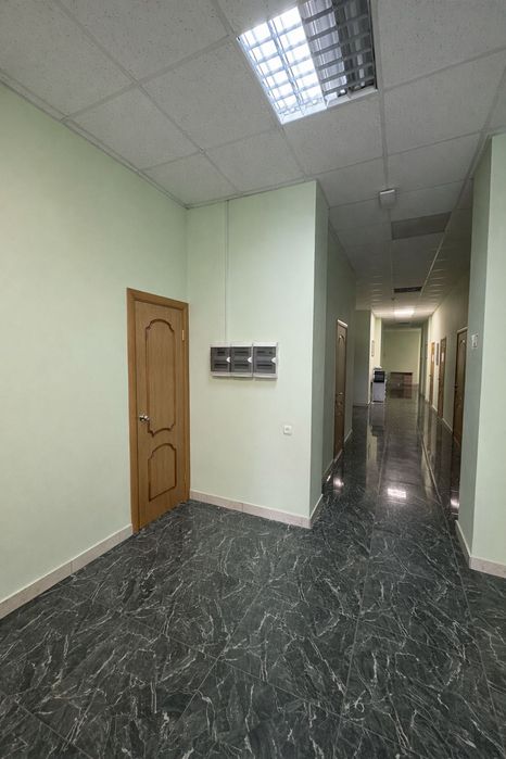 Оренда 4-поверхової офісної будівлі з закритою територією