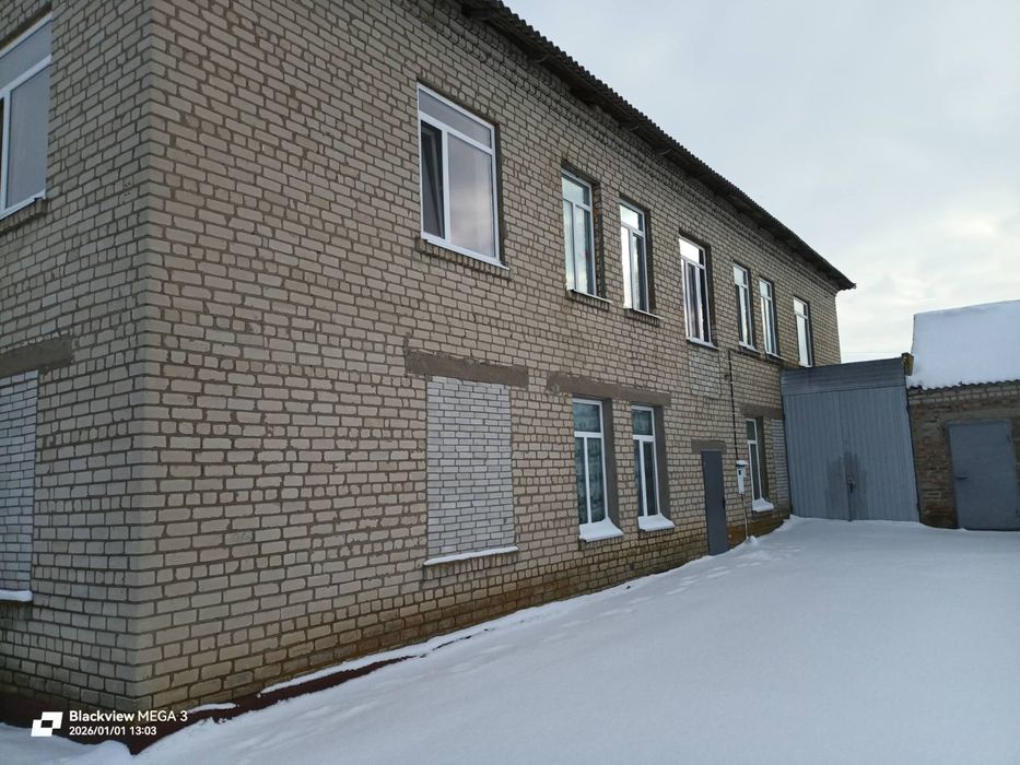 Продається двоповерхова нежитлова будівля з гаражами.