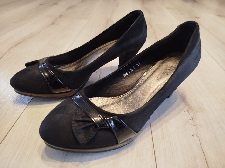 Czarne zamszowe buty na obcasie. Rozmiar 39.
