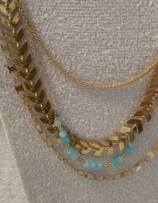 Colar dourado em aço quadruplo verde