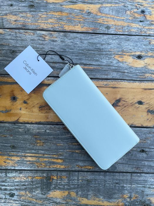 Новый кошелек calvin klein (ck sculpted impresion zip wallet)с америки