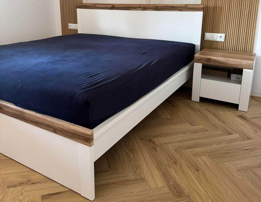 Meble białe z wstawkami dębu