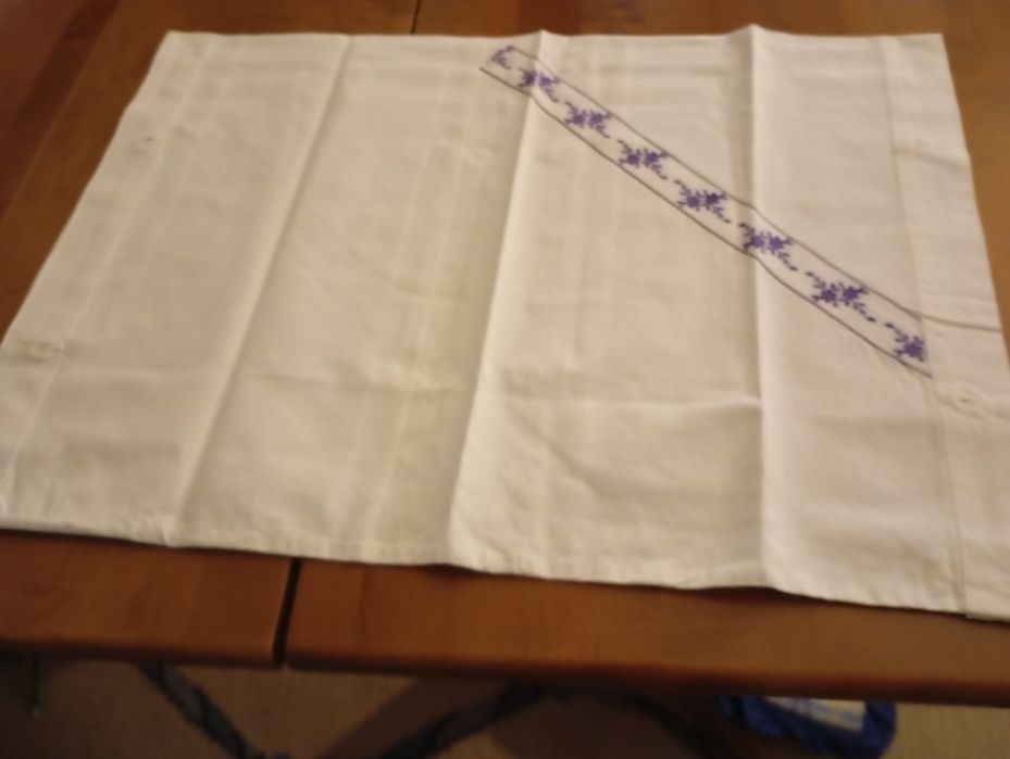 Duas fronhas antigas com aplicacao lilás