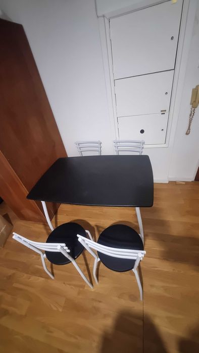 Conjunto mesa e cadeiras