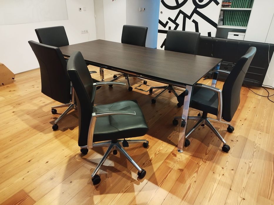 Mesa de reuniões e cadeiras executivas