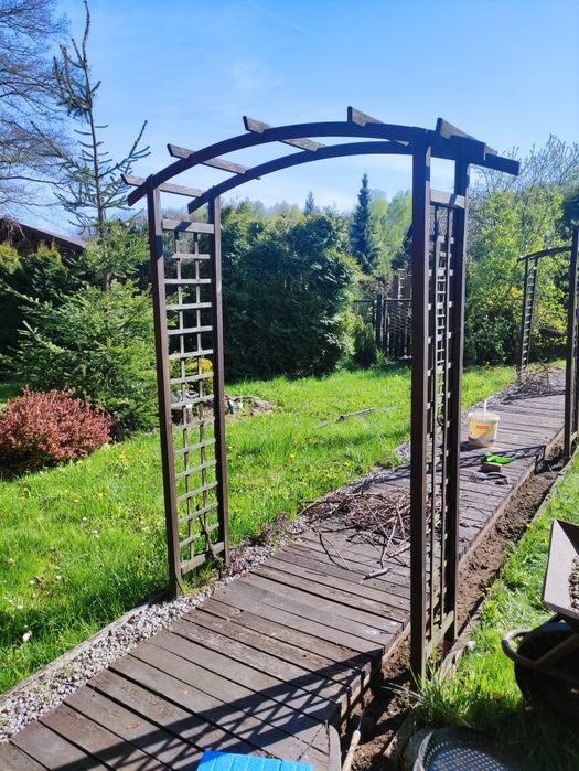 Pergola ogrodowa z mocowaniami