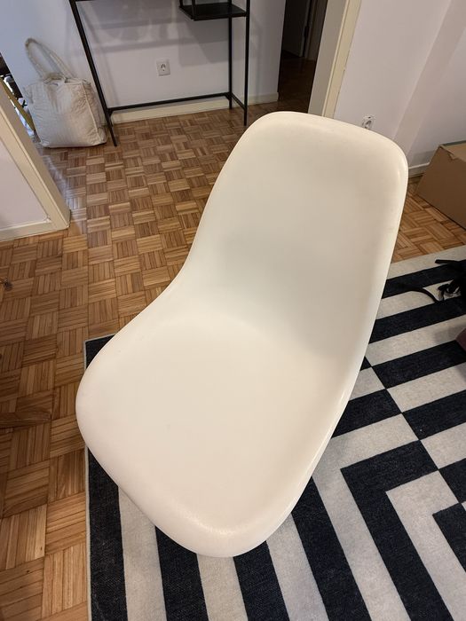 3 cadeiras brancas estilo Eames com pés dourados + 1 para reparação