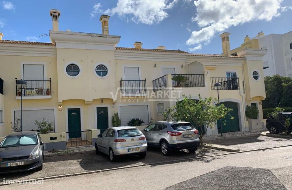 Moradia V4 em Banda (ocupada ilegalmente) composta por 2 pisos situada