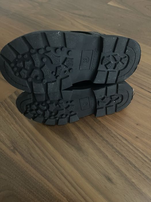 Botas pretas verniz com atacadores e fecho na lateral