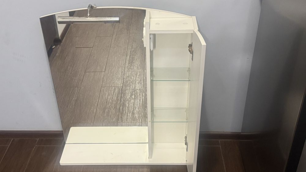 Тумба та дзеркало для ванної кімнати