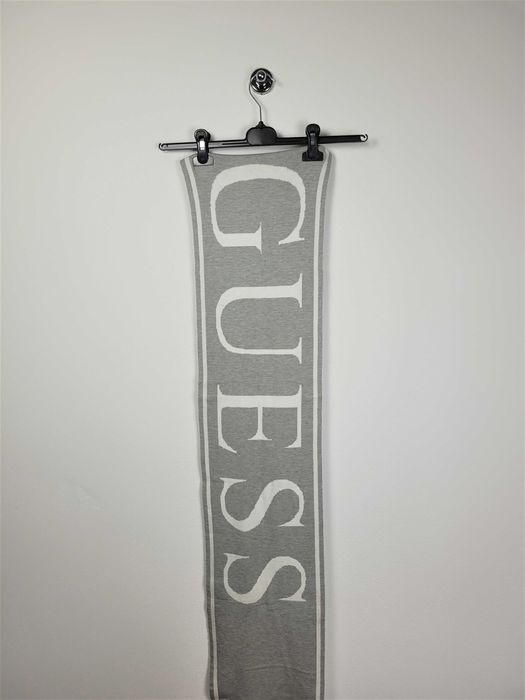 Szalik Guess szary biały logo