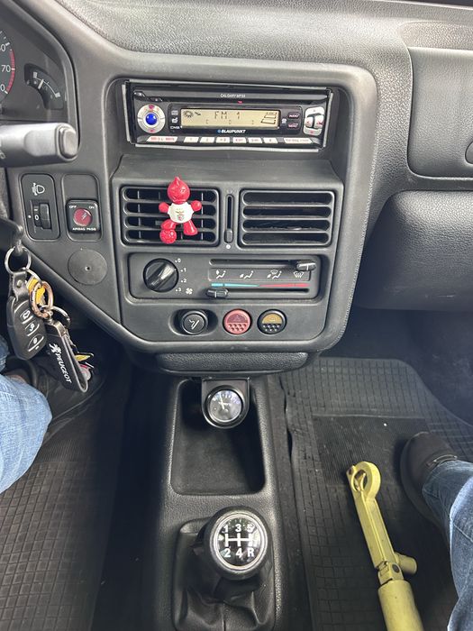 Peugeot 106 1.1 Gasolina 5 portas cinzento