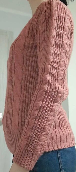 Ceglany sweter w warkocze