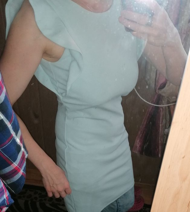 Miętowa sukienka Reserved xs na s falbanki