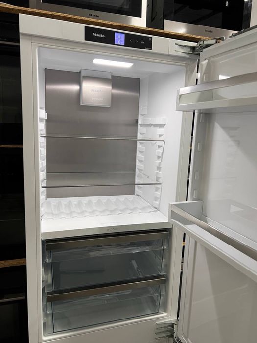 Вбудований холодильник Miele KFN 7744 C