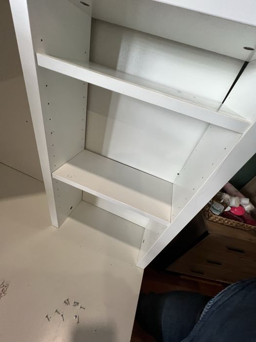 Secretaria de canto com cadeira