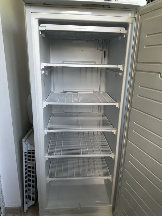 Продам морозильную камеру б/у Atlant M-7184-XXX