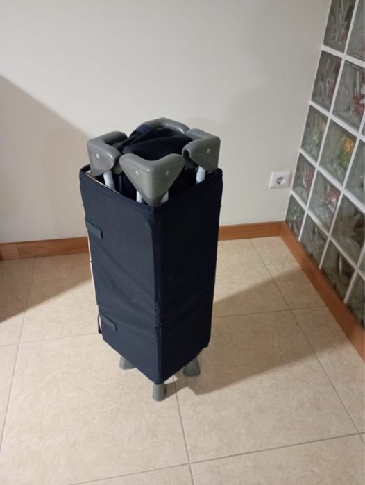 Cama de viagem para criança em bom estado .