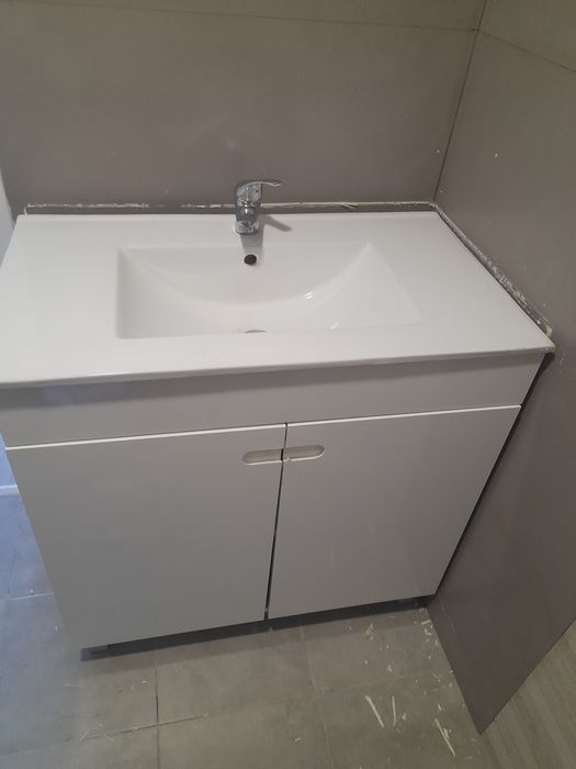 Móvel branco de casa de banho com torneira em muito bom estado  80X80X47 cm em muito bom estado.