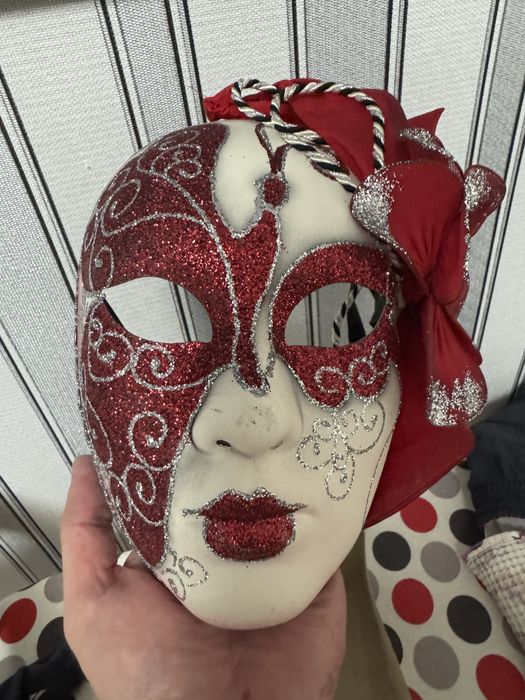 Продам Венецианскую карнавальную маску