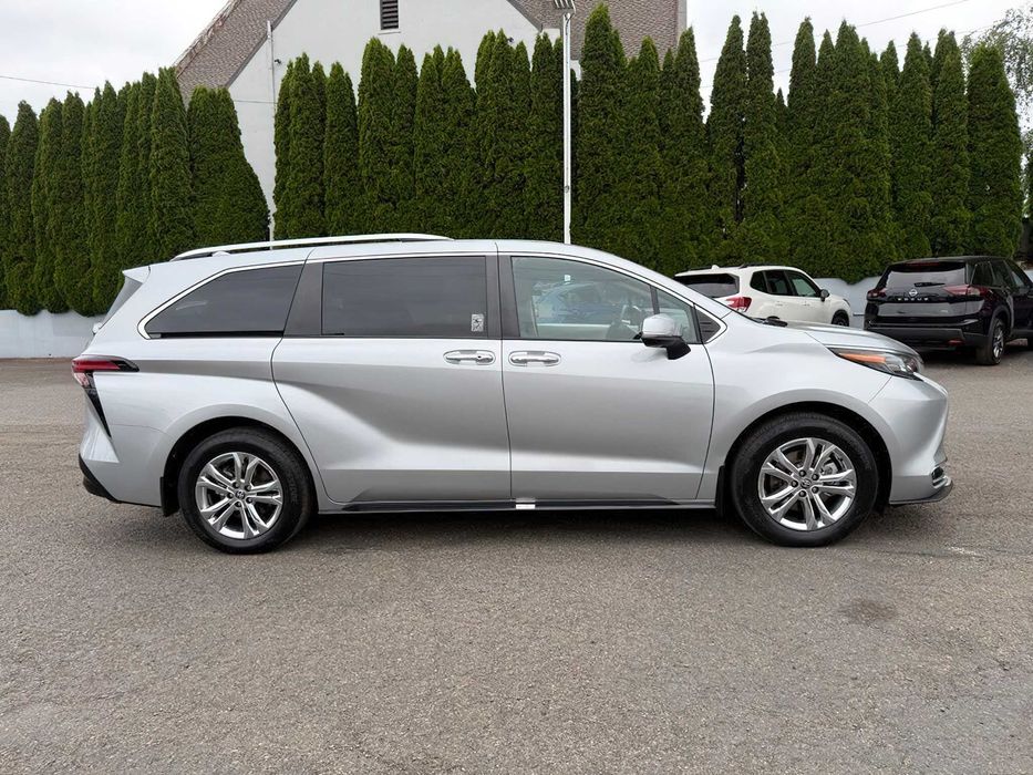 Toyota Sienna Platinum 7-Passenger      2023