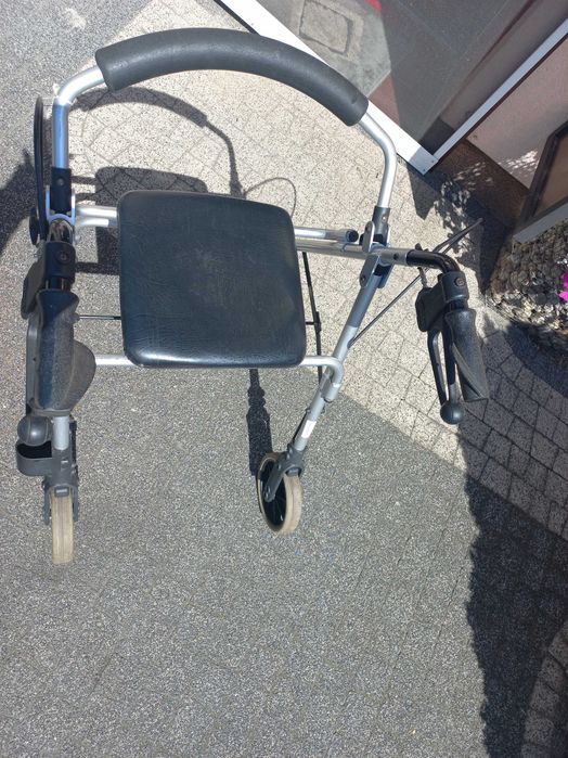 lekki chodzik podpórka rollator na kółkach  z oparciem