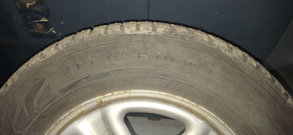 Продам шины зимние нокиан 215 65 r16