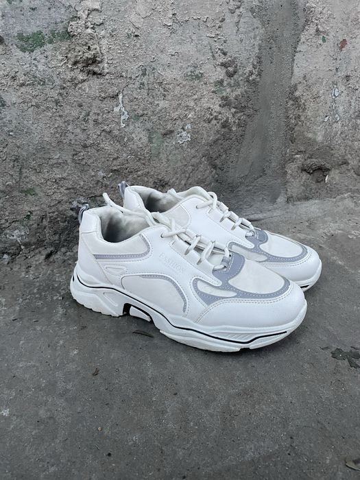 Кроссовки  белые