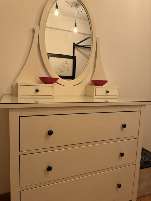 Movel Ikea com espelho e gavetas