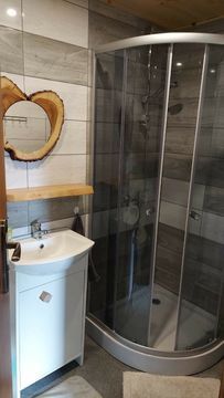 Domek  w górach koło lasu