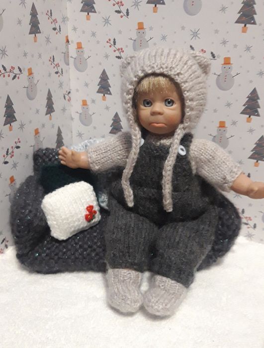 Диванчик для кукол, вязаный