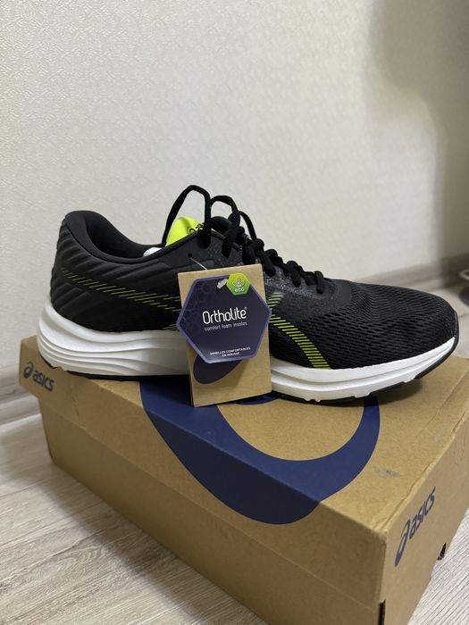Чоловічі кросівки asics