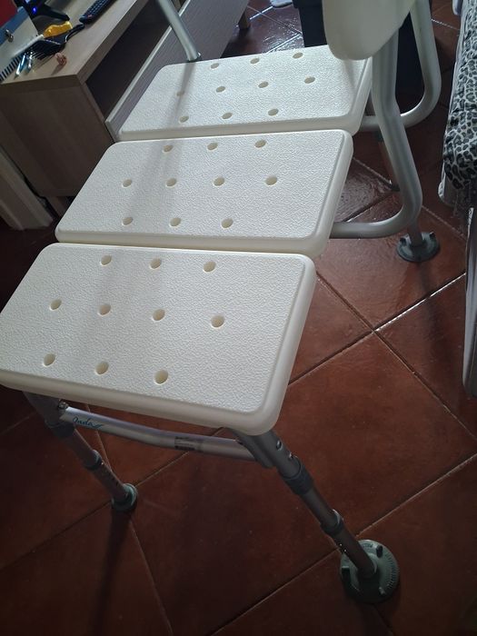 Cadeira de banho  dentro e fora com pés anti derrapante