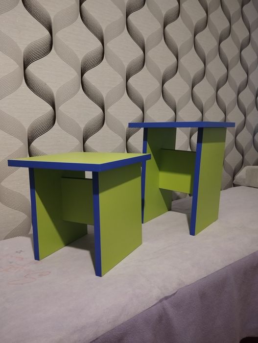 Качественные устойчивые табуретки.